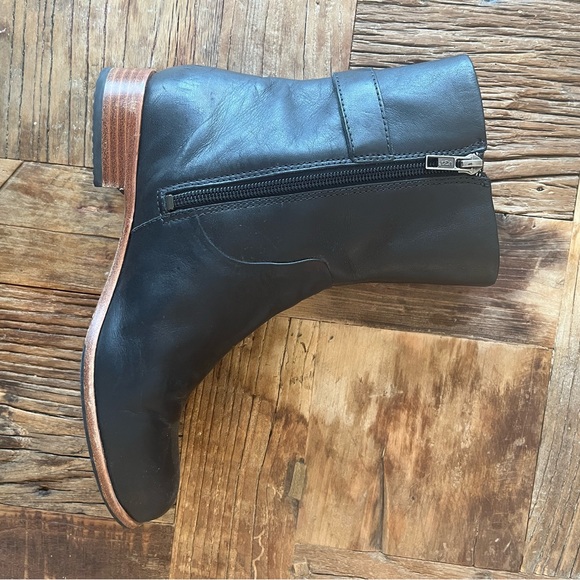 UGG women’s black leather zip boots - Picture 6 of 10